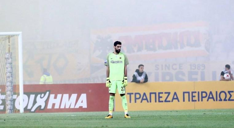 Διακοπή του ντέρμπι ΑΕΚ- Ολυμπιακός – Αποπνικτική η ατμόσφαιρα από τα δακρυγόνα
